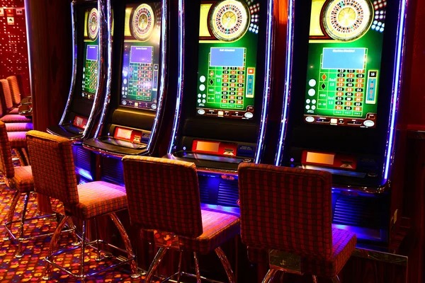 edctoro Speed Roulette live dealer studio with HD broadcast of spinning wheel